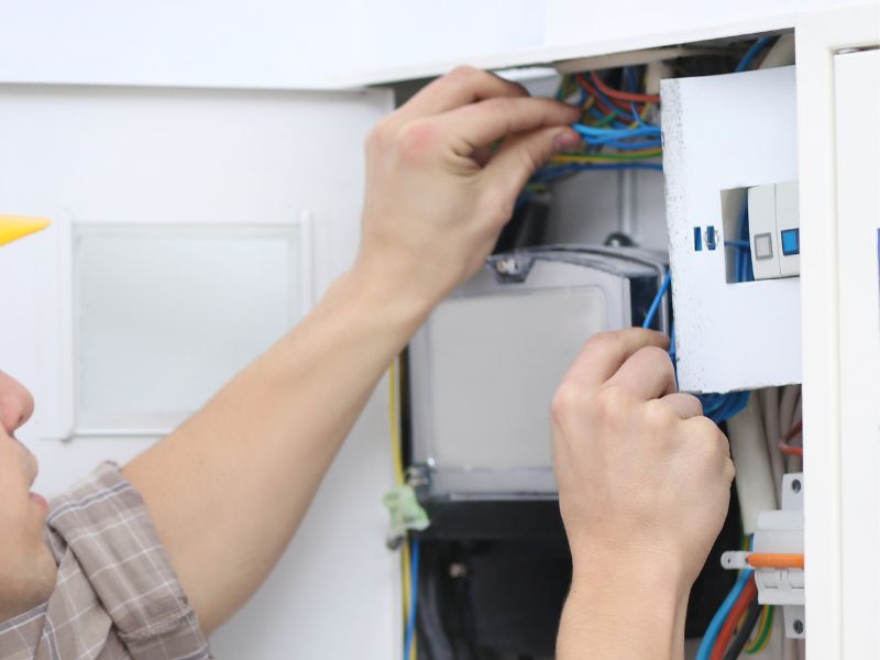 electrical wire fixing by crouchers electrical